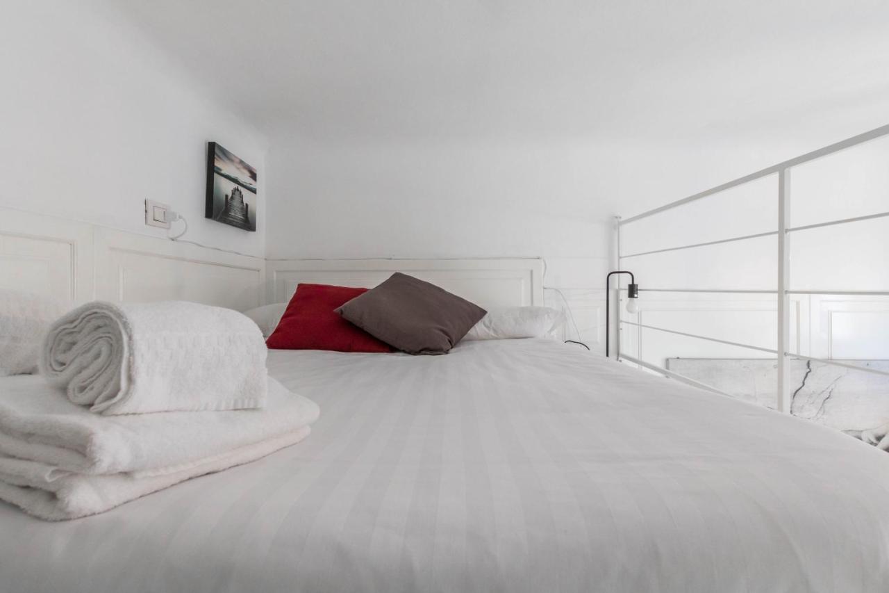 Appartement Joivy Lovely For 2 With Balcony Near Duomo Milaan